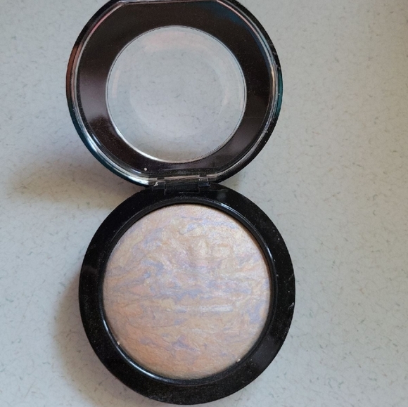 New MAC Powder - Picture 2 of 3